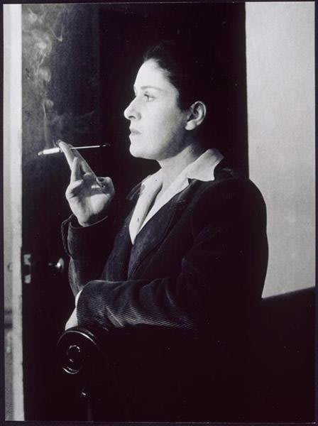 Dora Maar con una boquilla. Fotografía de Brassaï, 1944