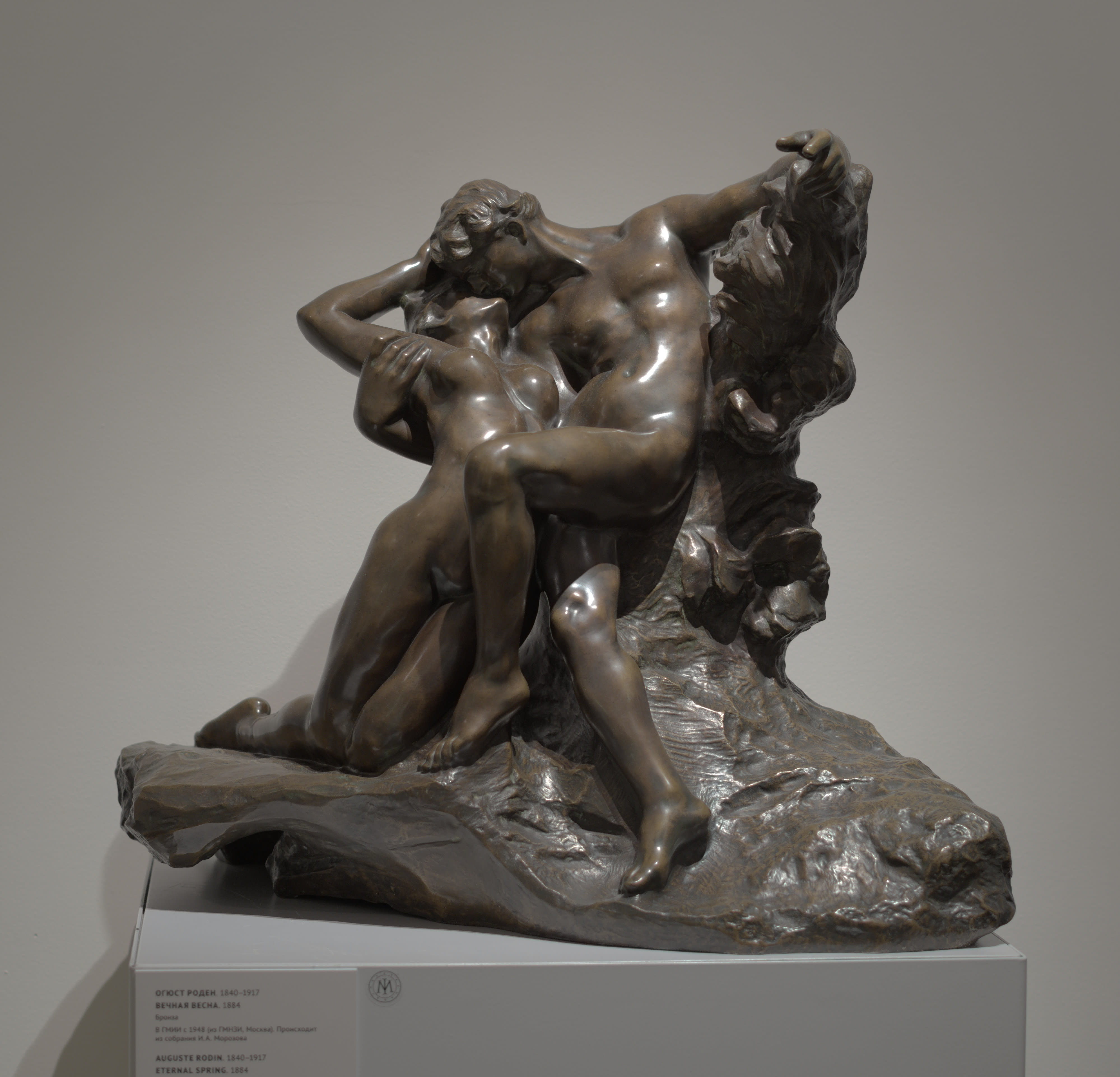Escultura em bronze de Auguste Rodin, retratando o artista jovem, com expressão introspectiva e mão segurando um lápis.