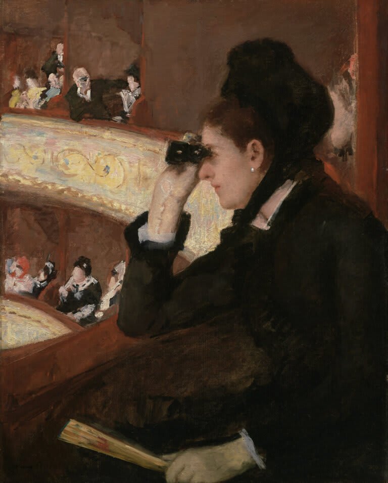 Femme élégante assise dans une loge de théâtre, utilisant des jumelles d'opéra, regardant la scène.