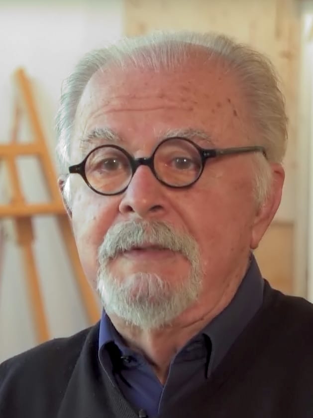 Pintura a óleo de Fernando Botero, retratando mulher voluptuosa em tons de rosa e azul, com detalhes realistas e expressão enigmática.