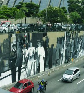 Pintura a óleo de Eduardo Kobra retratando mural de memória com cores vibrantes e detalhes realistas.