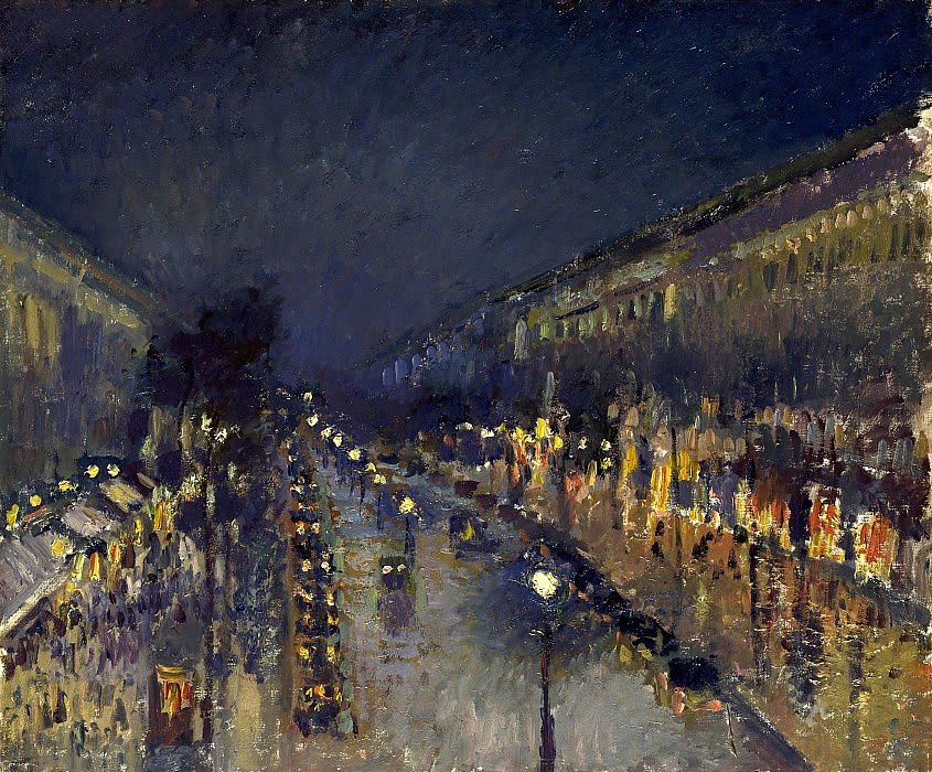 Scorcio urbano parigino immortalato da Camille Pissarro nella serie 'Il Boulevard Montmartre', evidenziando il gioco di luci e ombre sulla strada.