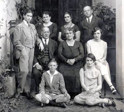 Biografie von Frida Kahlo - Frida mit ihrer Familie