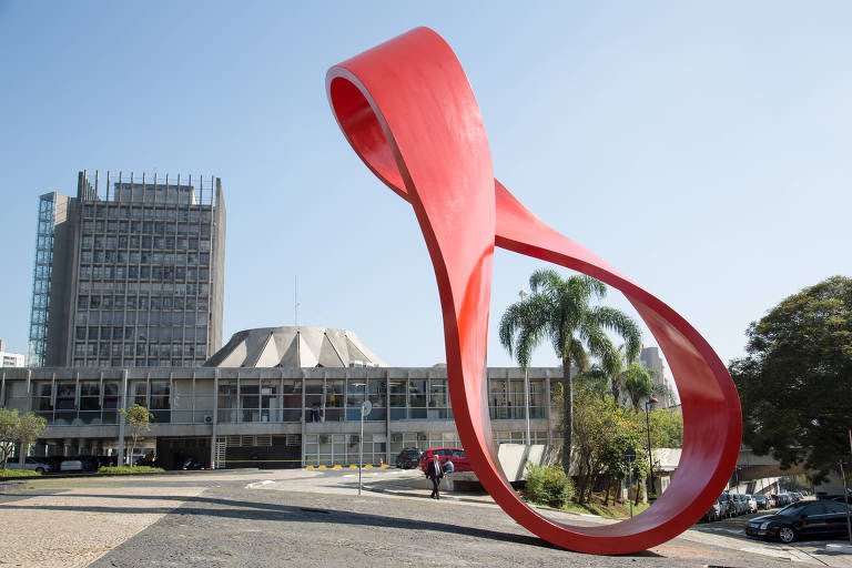 Monumento dedicado al trabajador. Paço Municipal de Santo André SP. 2013 - Acero al carbono, 15 toneladas, 12m alto x 6m ancho x 2.5m profundidad.