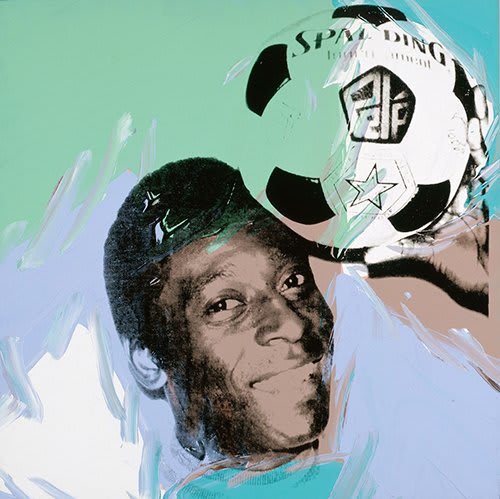 Andy Warhol en una pose característica