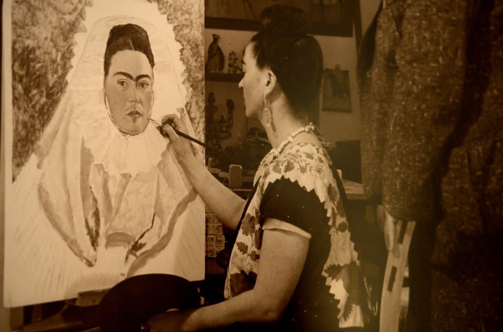Frida Kahlo con flores en el cabello
