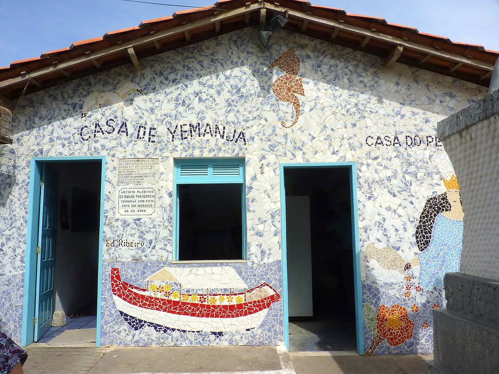 Facciata della Casa de Iemanjá con mosaici di Ed. Ribeiro. 2008