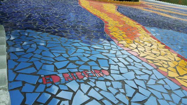 Dettaglio del mosaico nella Piazza Ing. Carlos Batalha, con la firma dell'artista Ed Ribeiro. 2016. Rio Vermelho. Salvador