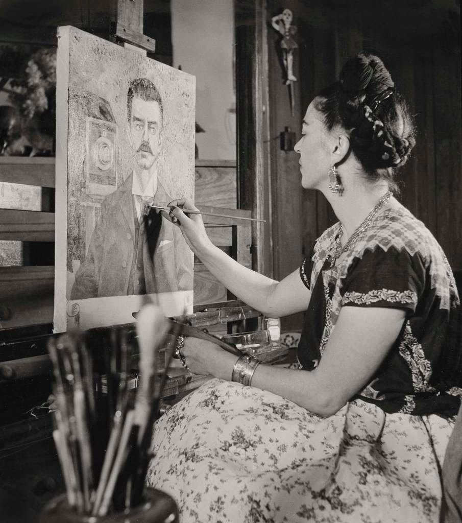 Frida Kahlo peignant son père en 1951