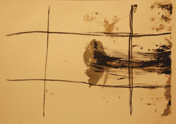 Opera astratta di Tàpies caratterizzata da croci e superfici ruvide