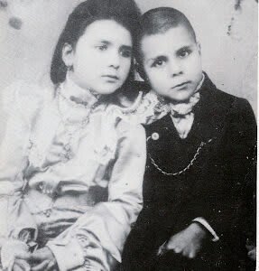 Florbela e su hermano Apeles Espanca en 1904