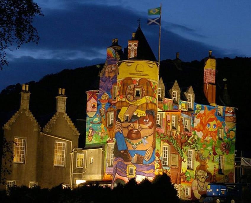 Château de Kelburn. Fresque graffiti. 2007 - Écosse - OS GÊMEOS