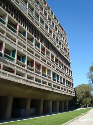 A arquitetura brutalista, influenciada por Le Corbusier, em uma paisagem urbana.