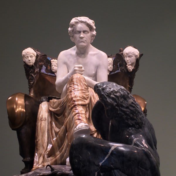 Beethoven perdu dans ses pensées, assis nu entre des anges et avec une aigle à ses pieds : cette est l'image créée par l'artiste Max Klinger, en 1902 - Localisation : Musée des Beaux-Arts de Leipzig (Allemagne)