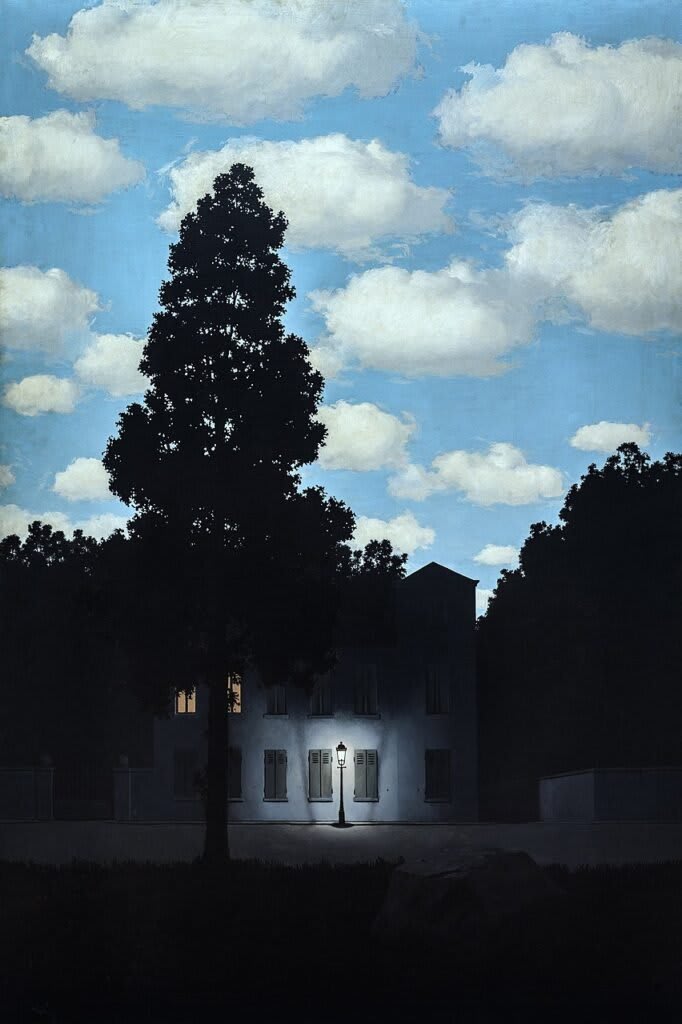 Peinture de René Magritte d'une rue la nuit, avec un réverbère allumé, mais le ciel au-dessus est d'un bleu clair de jour avec des nuages.