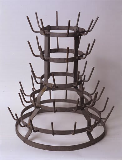 Lo scolabottiglie di Marcel Duchamp, un esempio di ready-made.
