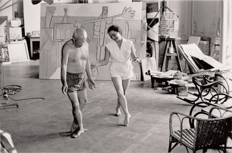 Picasso et Jacqueline dansant dans l'atelier à Cannes en 1957 - Cliché de Douglas Dulcan