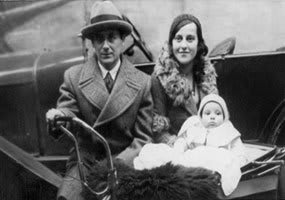Joan Miró, peintre, aux côtés de sa femme Pilar Juncosa et de leur fille Dolores.
