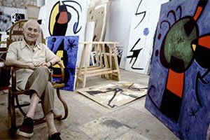 Vue aérienne de la Fundació Joan Miró à Barcelone, un bâtiment moderne et blanc aux formes organiques.