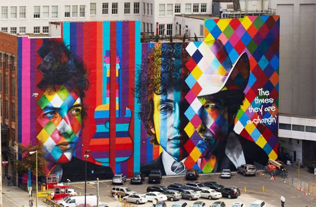 Biographie d'Eduardo Kobra - La fresque dédiée au chanteur Bob Dylan est sa plus grande œuvre à l'étranger. Elle orne un immeuble au centre de Minneapolis, Minnesota, aux États-Unis. Achevée en septembre 2016, un mois plus tard, le chanteur-compositeur a reçu le prix Nobel de littérature. La peinture présente la trajectoire de Dylan à travers les trois phases de sa carrière. La fresque mesure 50 mètres de large sur 28 mètres de haut.