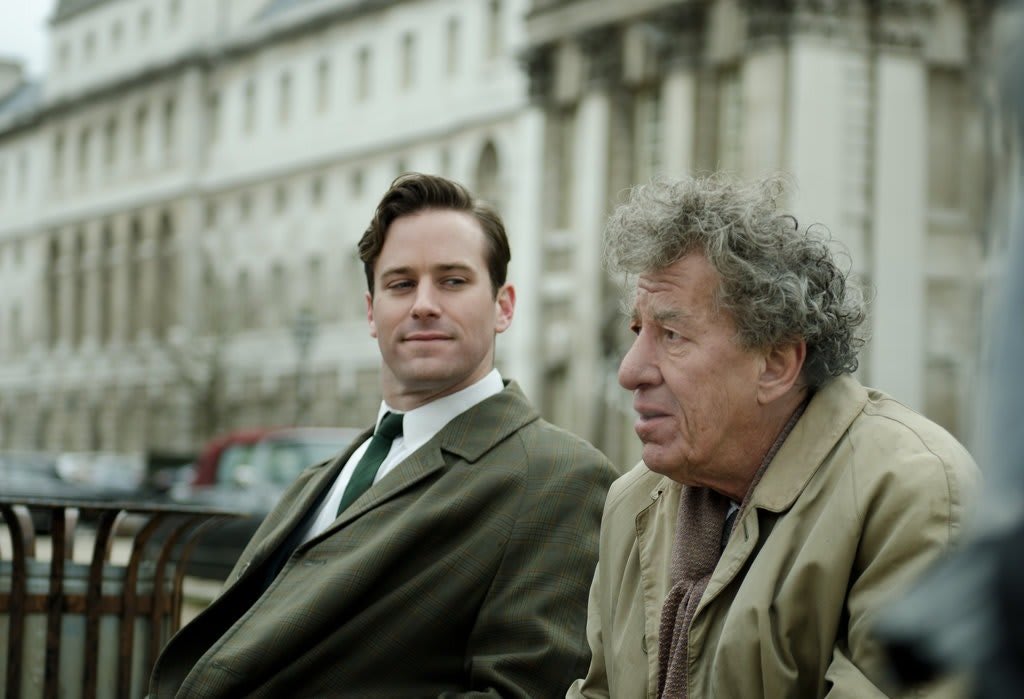 Scène du film Le Dernier Portrait. Biopic sur Alberto Giacometti interprété par Armie Hammer, et à gauche, Geoffrey Rush dans le rôle de James Lord.