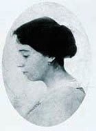 Portrait en noir et blanc d'Anita Malfatti enfant, cheveux foncés et regard grave.
