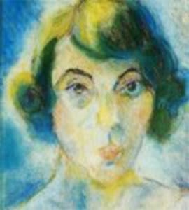 Anita Malfatti debout dans un atelier d'art, pinceau et palette à la main, observant l'une de ses œuvres abstraites accrochée au mur.
