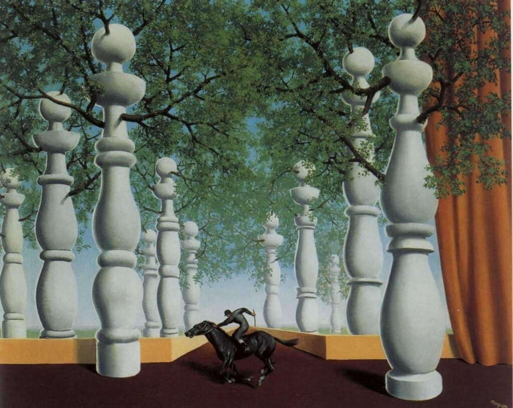 L'opera 'Il Jockey Perduto' di René Magritte, che mostra un cavaliere e un cavallo in una corsa attraverso alberi stilizzati.