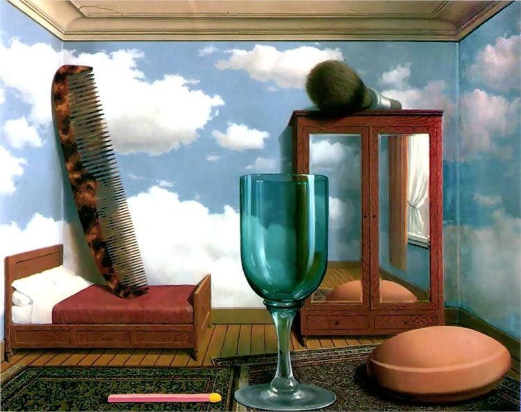 La pittura 'Valori Personali' di Magritte, che ritrae una camera con oggetti quotidiani ingigantiti.