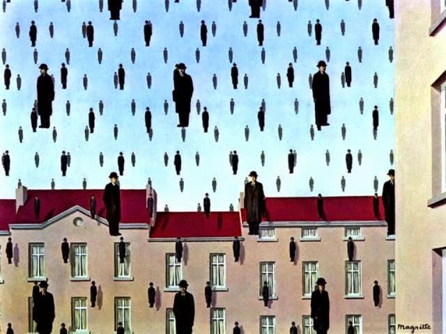 L'opera 'Golconda' di Magritte, dove figure di uomini in bombetta fluttuano o cadono su un paesaggio urbano.