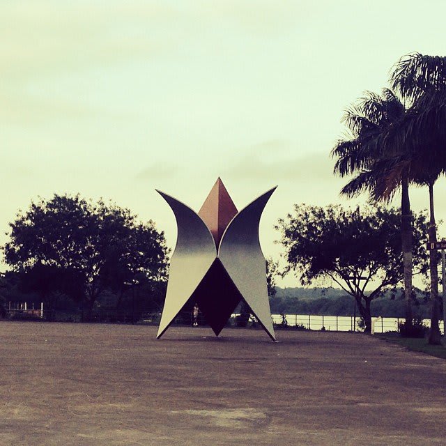 Scultura 'Guaracuí' di Tomie Ohtake, tulipano d'acciaio a Registro, 2002.