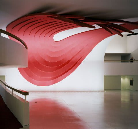 Pannello 'Onda Vermelha' di Tomie Ohtake, Auditorium Ibirapuera, 2004.