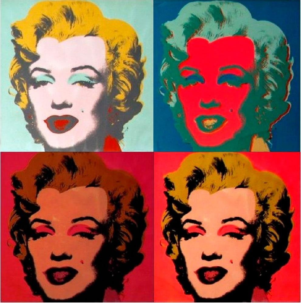 Andy Warhol sorridente in un ambiente che evoca il suo studio o la sua Factory