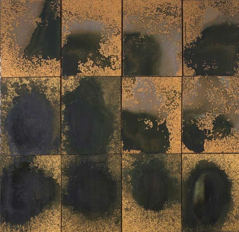 Diverse facce o simboli del multiforme lascito di Andy Warhol, in uno stile collage