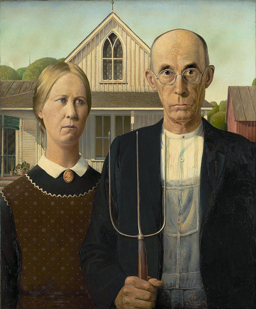 Dipinto a olio di American Gothic di Grant Wood, raffigurante un uomo e una donna con un forcone, davanti a una casa bianca gotica. Tonalità scure di blu e verde smeraldo.