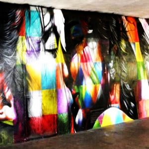 Biografia di Eduardo Kobra - Il Murale “Il Bacio” è stato graffitato per celebrare i 60 anni del Parco dell'Ibirapuera nel 2014 e fa parte di un progetto in cui l'artista ha dipinto scene quotidiane del parco. È situato sotto la tettoia dell'Ibirapuera, vicino al MAM (Museo d'Arte Moderna).