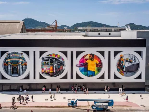 Cuore Santista: Il Murale intitolato Cuore Santista è stato inaugurato il giorno del compleanno del Re del Calcio, quando ha compiuto 80 anni. Situato a Ponta da Praia, a Santos, su una parete di 800 metri quadrati, oltre al ritratto di Pelé, ci sono quattro scene, tutte inserite negli archi delle murette di Santos, uno dei simboli più noti della città: Pelé, il Tram, la Borsa del Caffè e uno Scaricatore nel Porto di Santos.