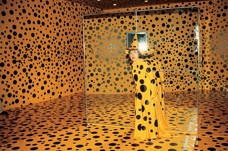 Zucche giganti ricoperte di pois, in una delle installazioni di Yayoi Kusama