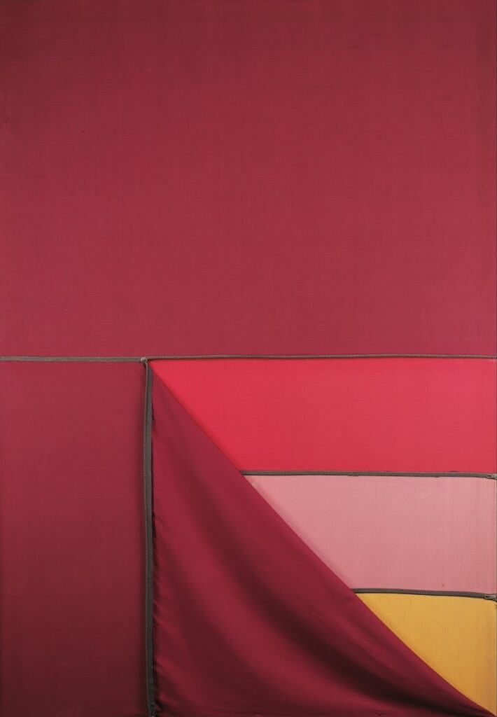 Dettaglio di 'Omaggio a Fontana II' di Nelson Leirner, opera con tagli su tela.