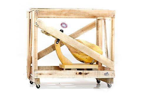 Il Maiale, installazione di Nelson Leirner: un maiale impagliato in una cassa di legno.