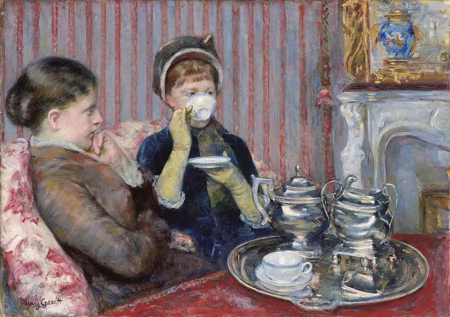 Due donne a un tè pomeridiano, in una stanza riccamente decorata, con dettagli di stoviglie e tessuti.