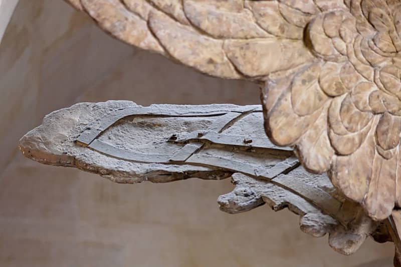 Vittoria Alata di Samotracia, con drappeggio fluttuante e ali maestose