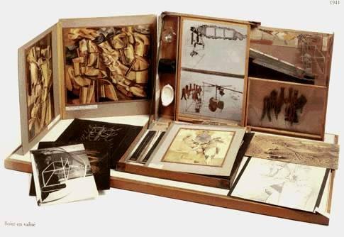 Immagine della Boîte en valise, la valigia contenente miniature delle opere di Duchamp