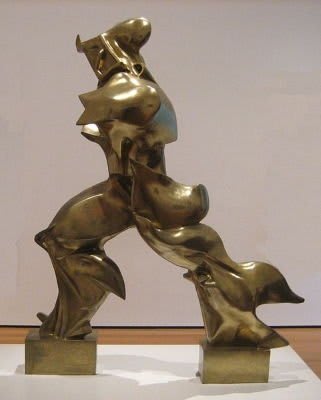 Bronzeskulptur 'Einzigartige Formen der Kontinuität im Raum' von Umberto Boccioni, die eine schreitende Figur in fließenden, dynamischen Formen darstellt.