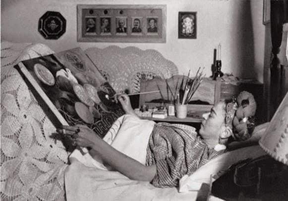Frida Kahlo in einem Thron sitzend