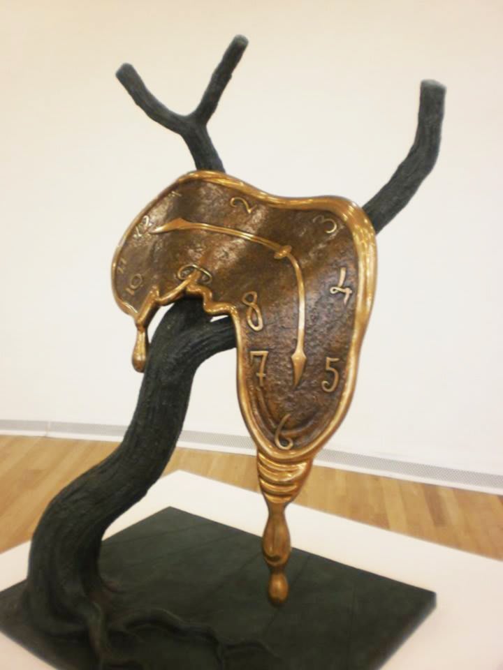 Salvador Dalí – Eine Skulptur, die an ein Detail aus 'Die Beständigkeit der Erinnerung' erinnert